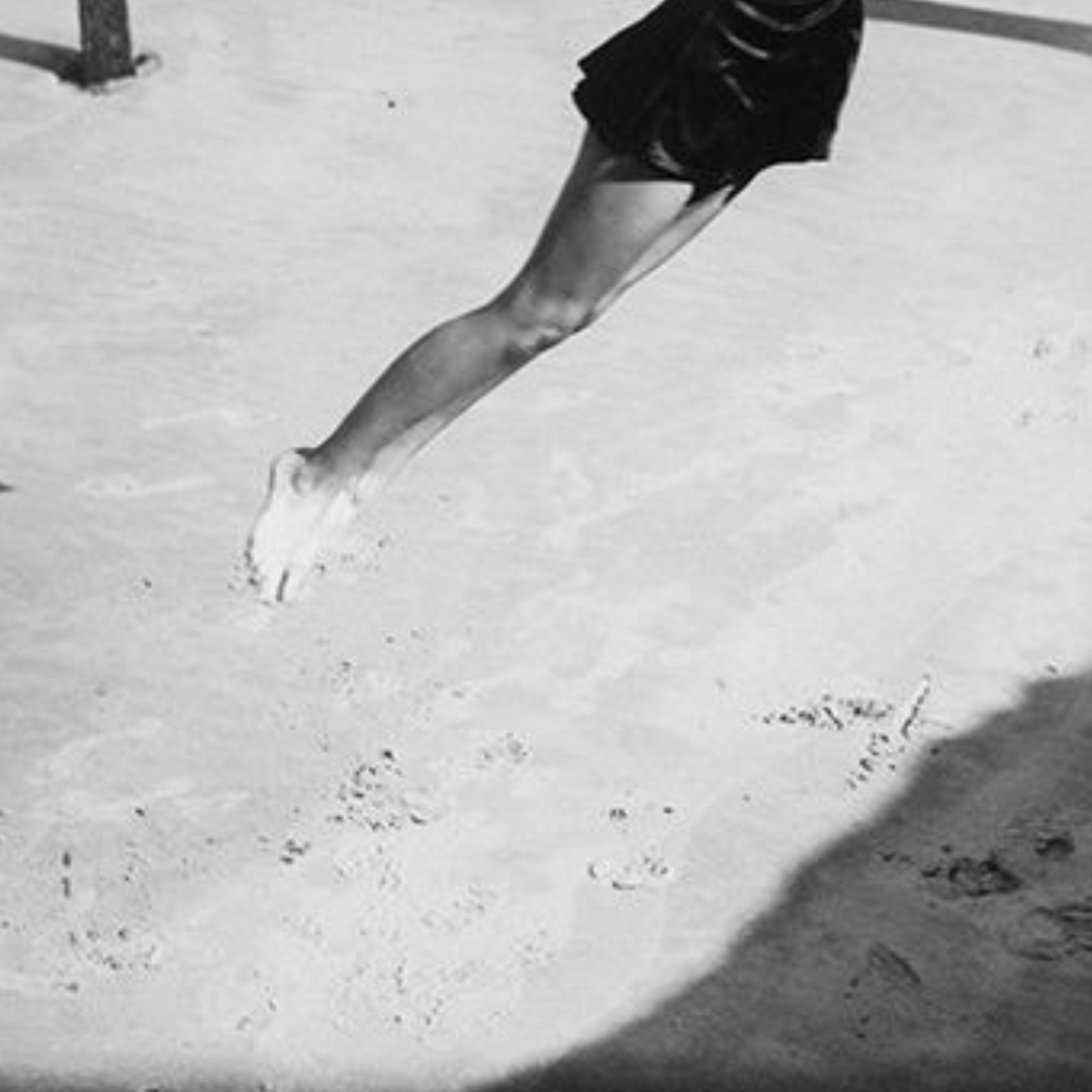 Pamela Minchin, Harper's Bazaar, July 1939 Pamela Minchin on the Isle of Wight, 1939