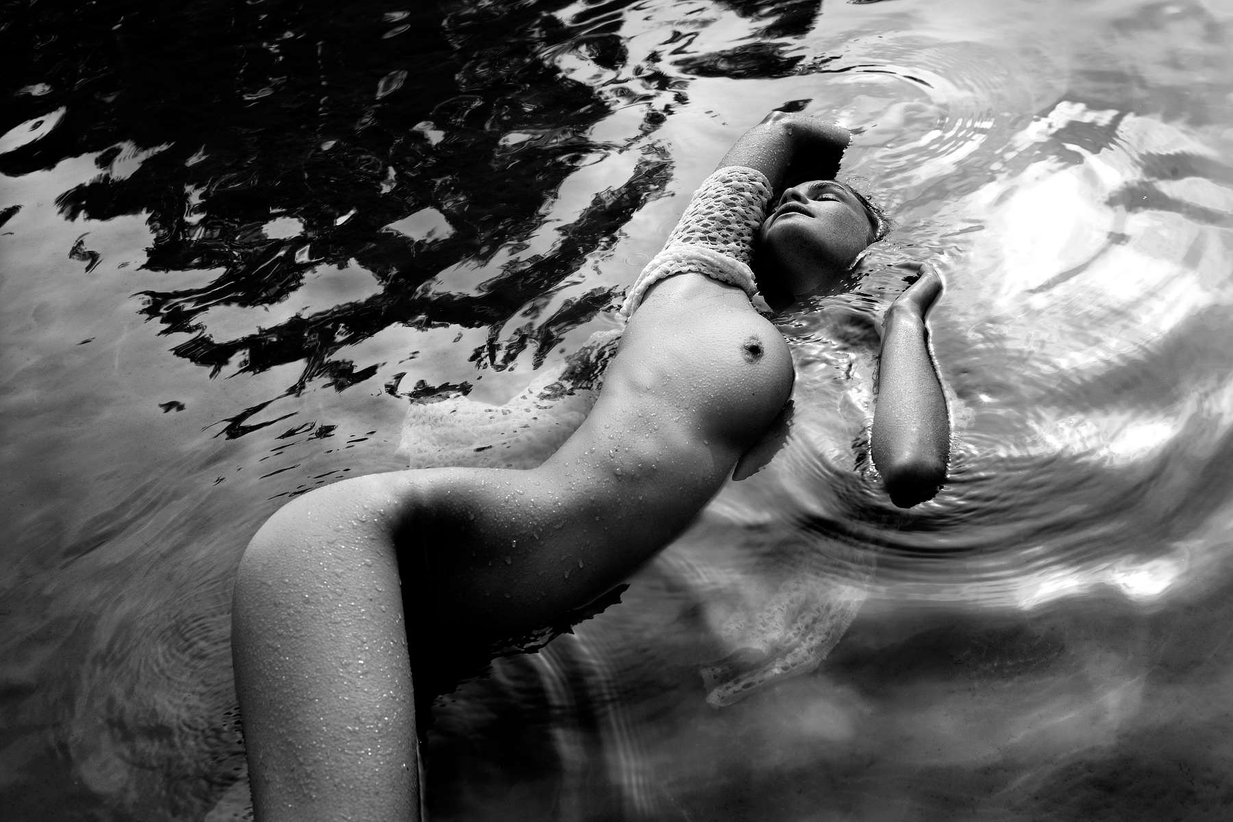 CAROLINE, L'iNCONNUE DU LAC - EAU CALME - ANNECY